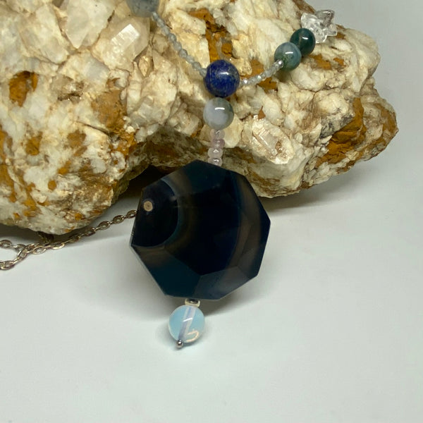 Collier "équilibre" : chaine en argent et hexagone d’agate noire en pendentif.