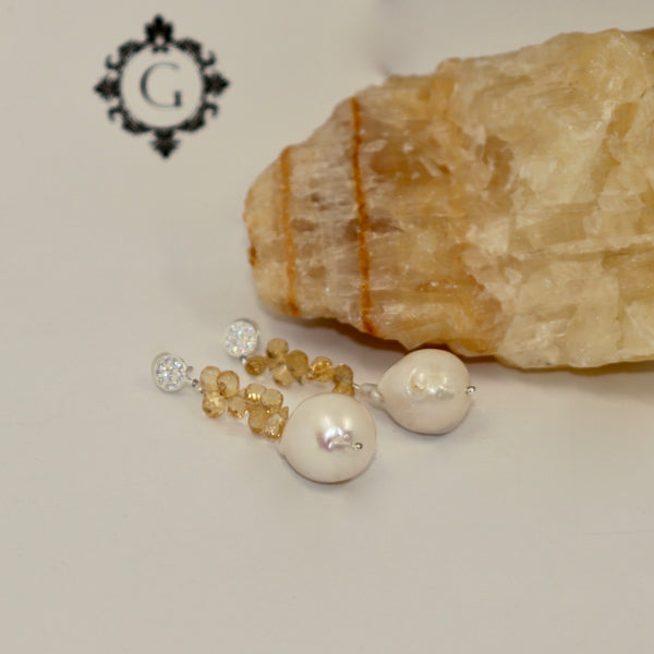Pendants d'oreilles, monture en argent strassé, briolettes de citrine et perles baroques