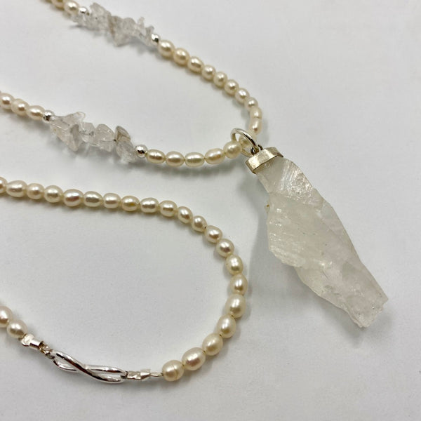 Sautoir "Purification et Clarté " : perles d'eau douce et cristal de roche brut en pendentif.