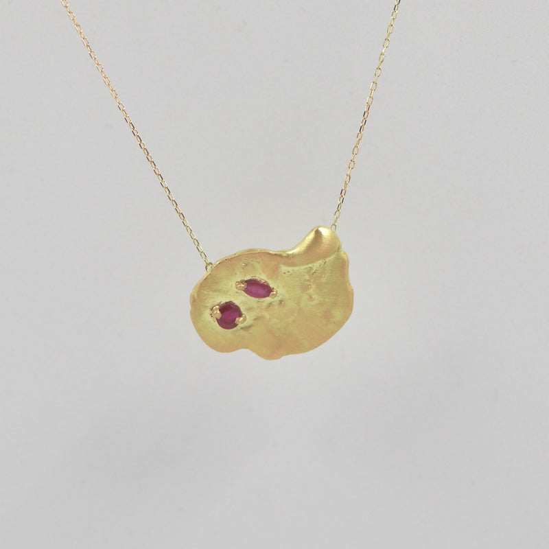 Collier pendentif "minéral" en or et rubis