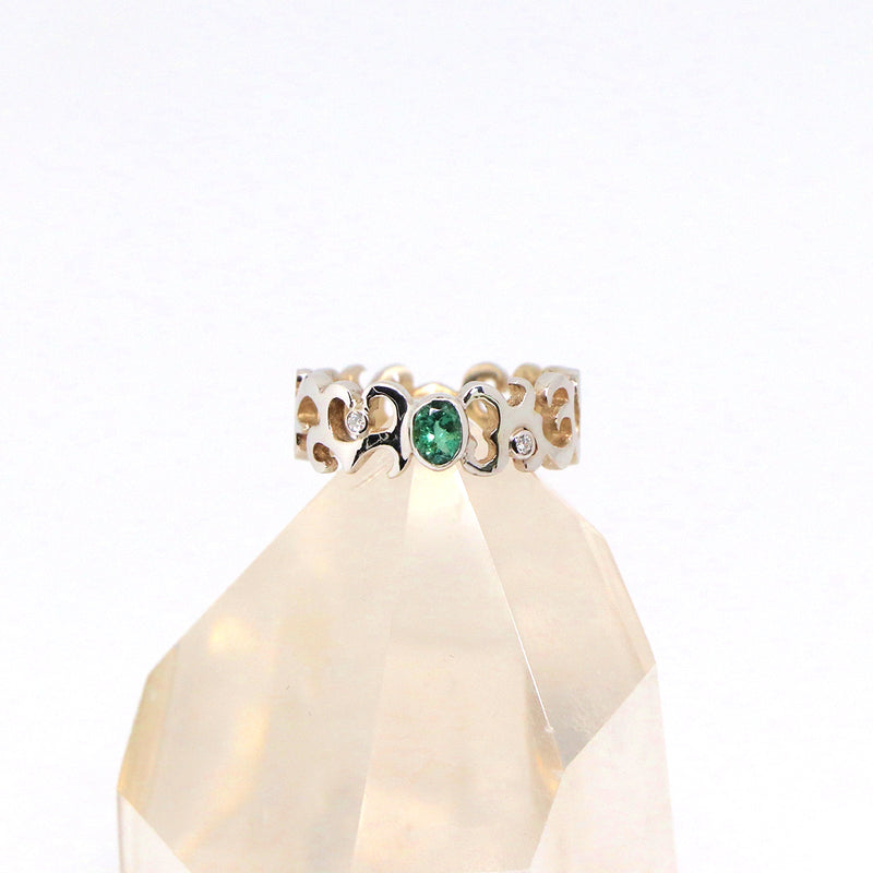 Bague "rinceaux" en or blanc sertie d'un diopside vert et de 2 petits diamants