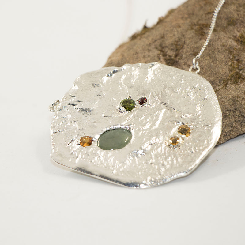 Collier pendentif "minéral" en argent et six pierres fines