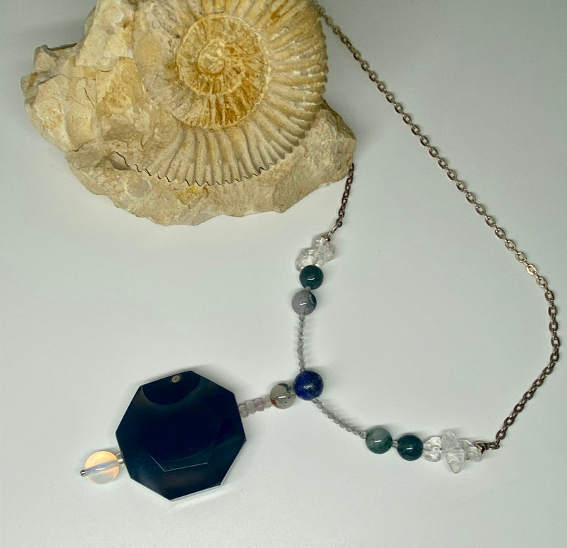 Collier "équilibre" : chaine en argent et hexagone d’agate noire en pendentif.