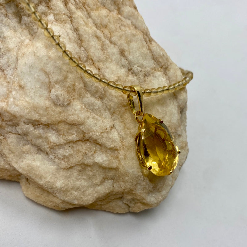 Collier en or jaune, perles de citrine et pendentif citrine taillée en poire sur chaton or.