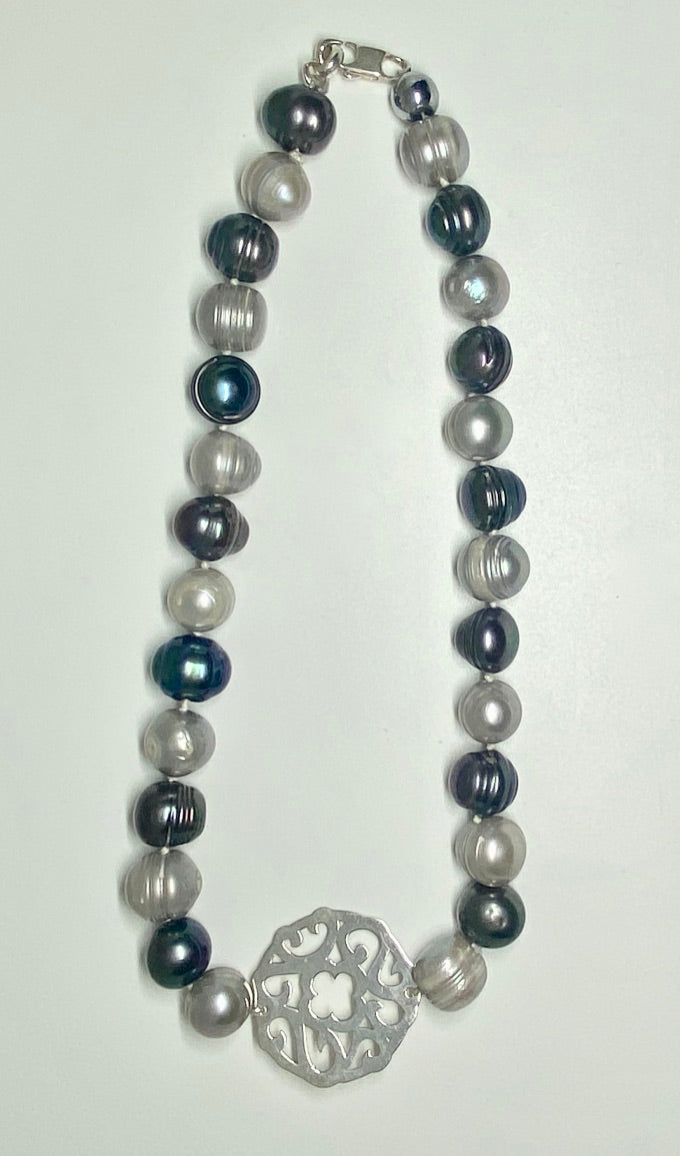 Collier ras du cou, perles grises et médaillon "entrelacs"
