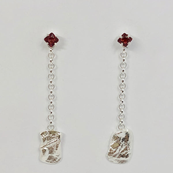 Paire de boucles d’oreilles « Minérales » en argent sertis de grenats