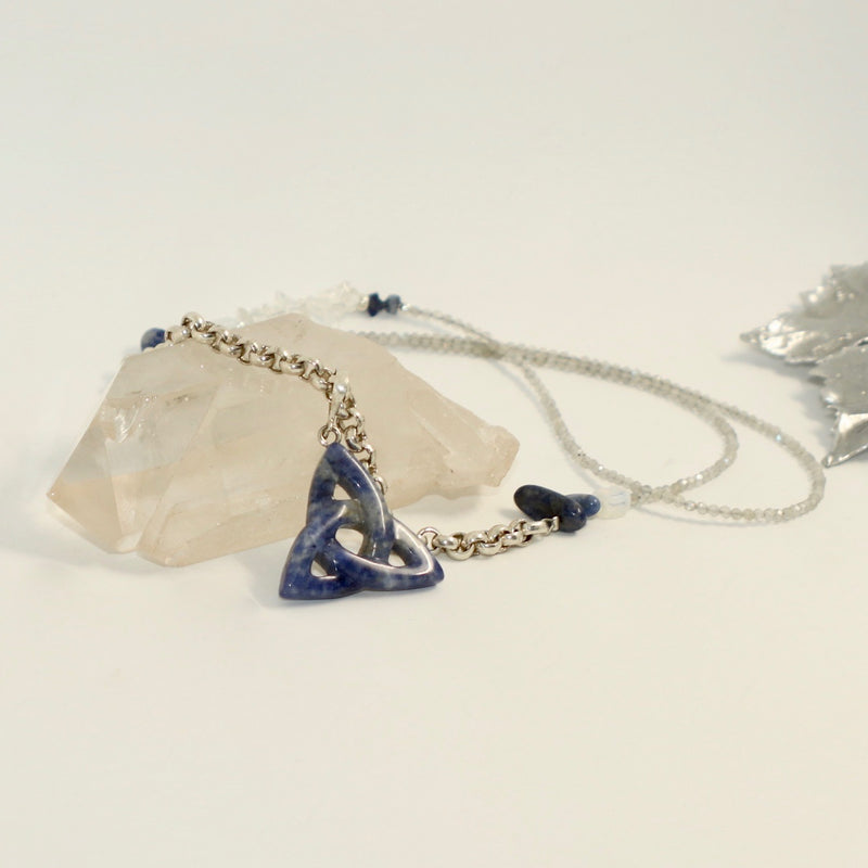 Sautoir en argent, perles de sodalite, opale et cristal de roche, motif entrelac de sodalite en pendentif