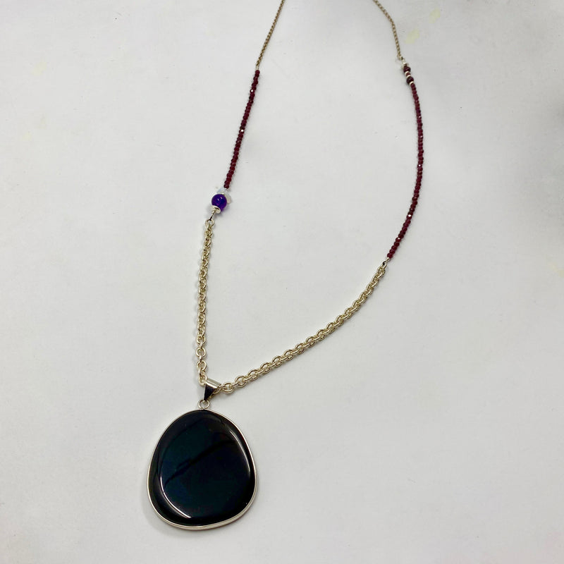 Sautoir en argent "équilibre" : chaine en argent, perles de grenat, améthyste et opale, plaque d'agathe noire en pendentif