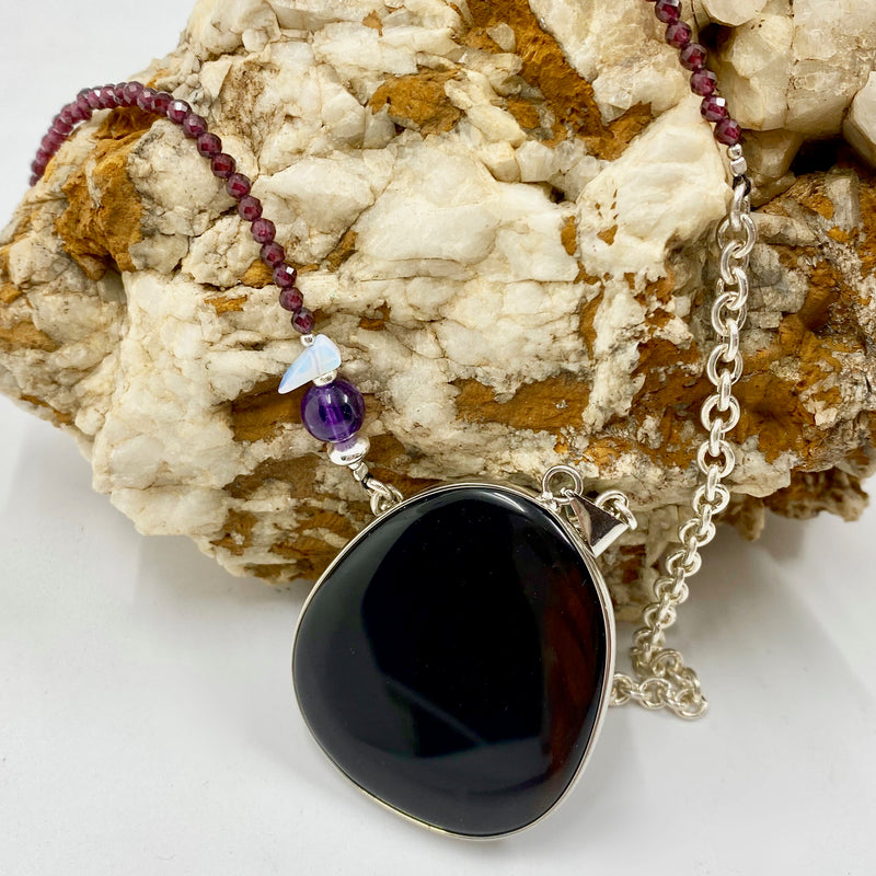 Sautoir en argent "équilibre" : chaine en argent, perles de grenat, améthyste et opale, plaque d'agathe noire en pendentif