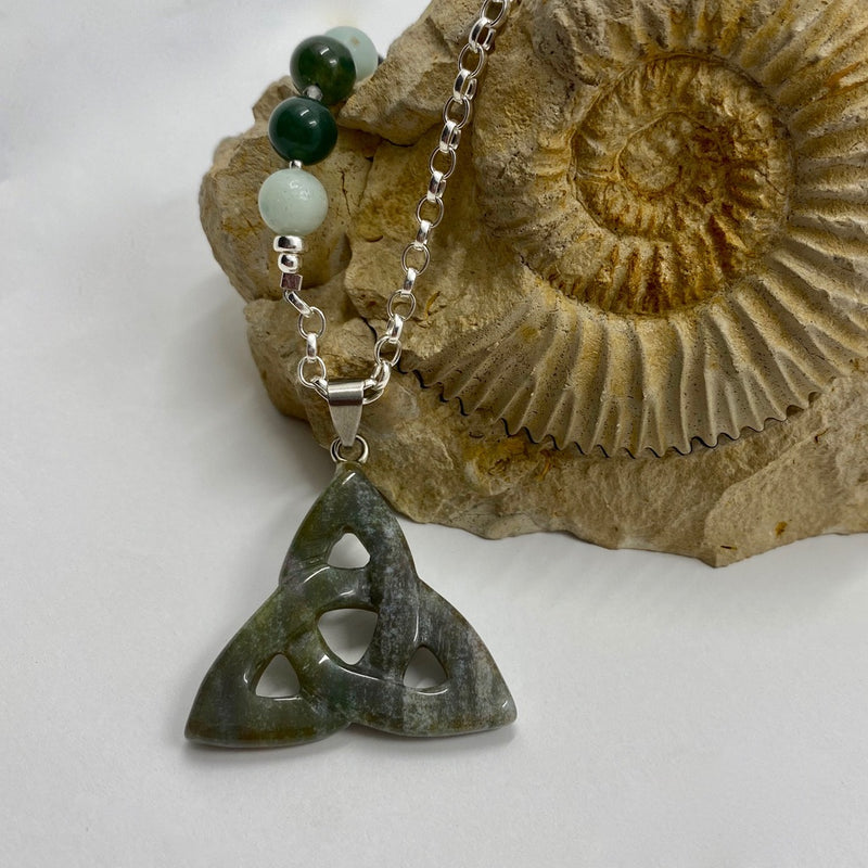 Collier « Harmonie terrestre » : "entrelac" de jaspe vert en pendentif