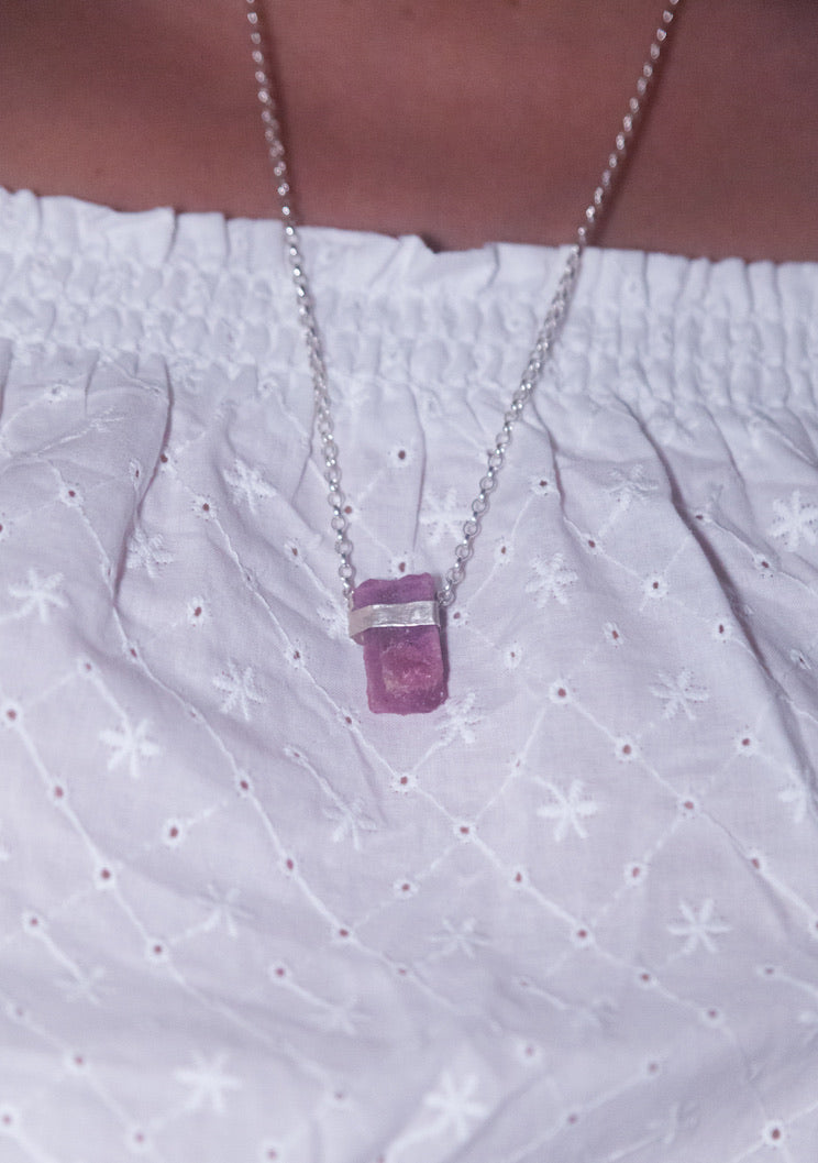 Collier en argent, cristal brut de tourmaline rose en pendentif