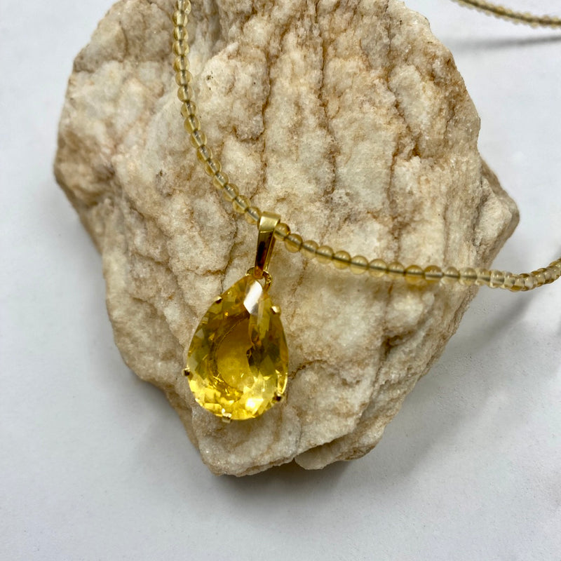 Collier en or jaune, perles de citrine et pendentif citrine taillée en poire sur chaton or.