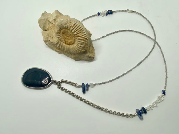 Sautoir "équilibre" : chaine en argent et plaque d’agate noire en pendentif.
