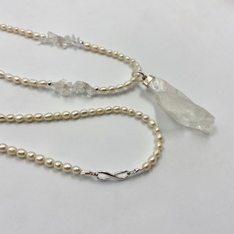 Sautoir "Purification et Clarté " : perles d'eau douce et cristal de roche brut en pendentif.