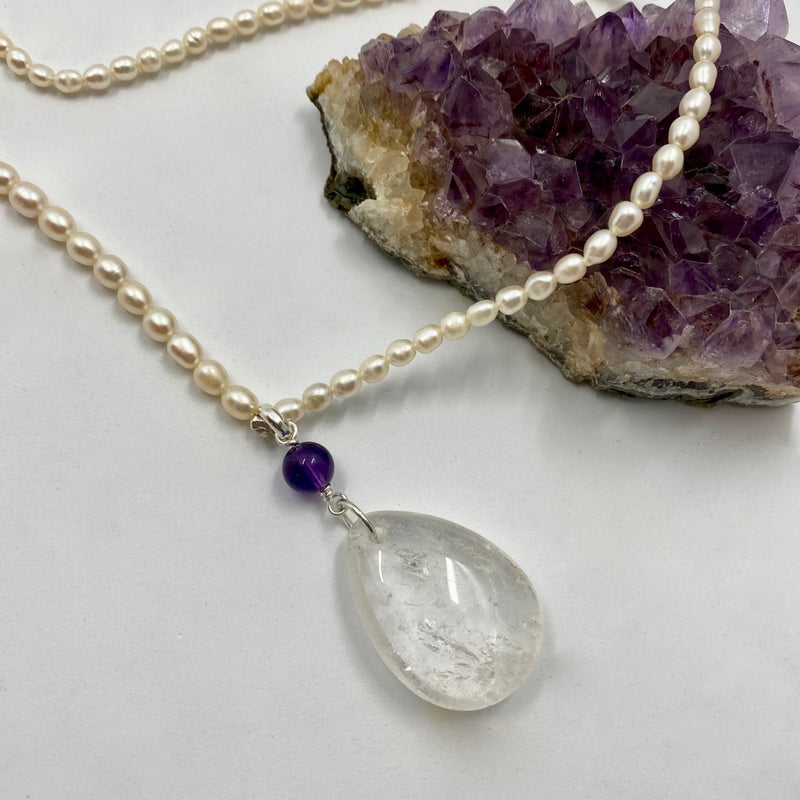 Collier « ouverture spirituelle » : perles d'eau douce et goutte de cristal de roche en pendentif.