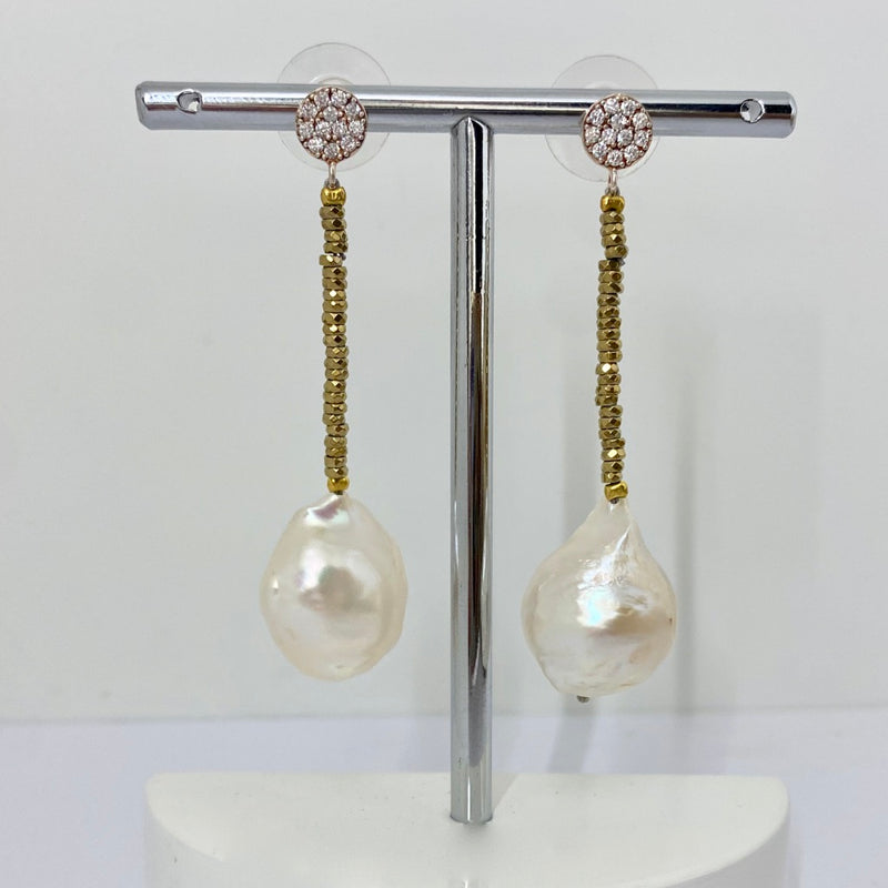 Pendants d'oreilles, monture en argent strassé, perles de pyrite et perles baroques.