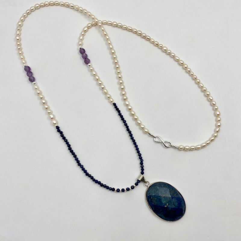 Sautoir "sérénité" : perles d'eau douce, améthyste et saphir bleu, plaque facetée d'aventurine bleue en pendentif.
